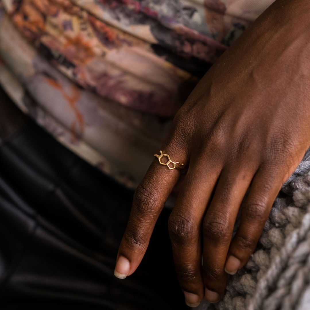 gold serotonin molecule ring